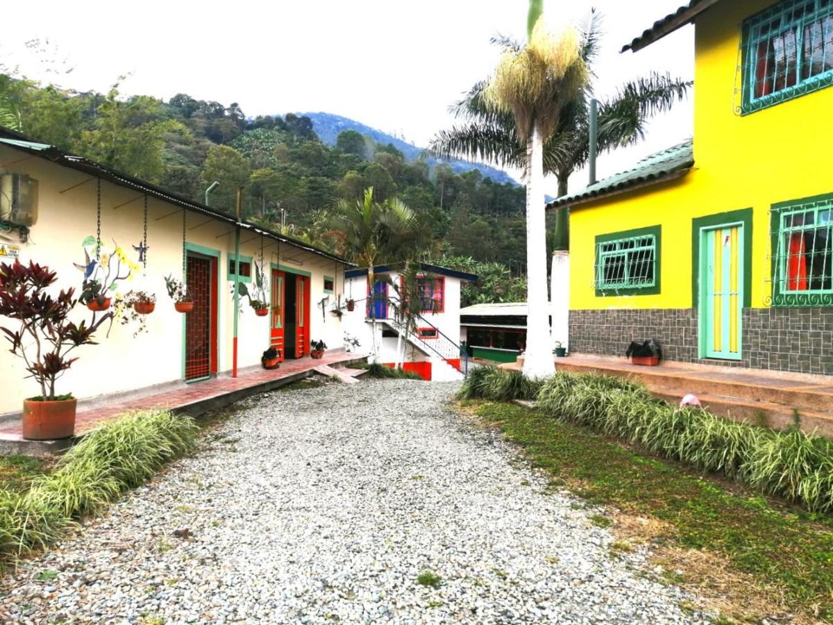 Finca Turistica Santa Clara Hostel Calarca Exterior photo